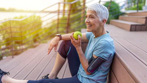 woman eating apple | dentist cookeville tn